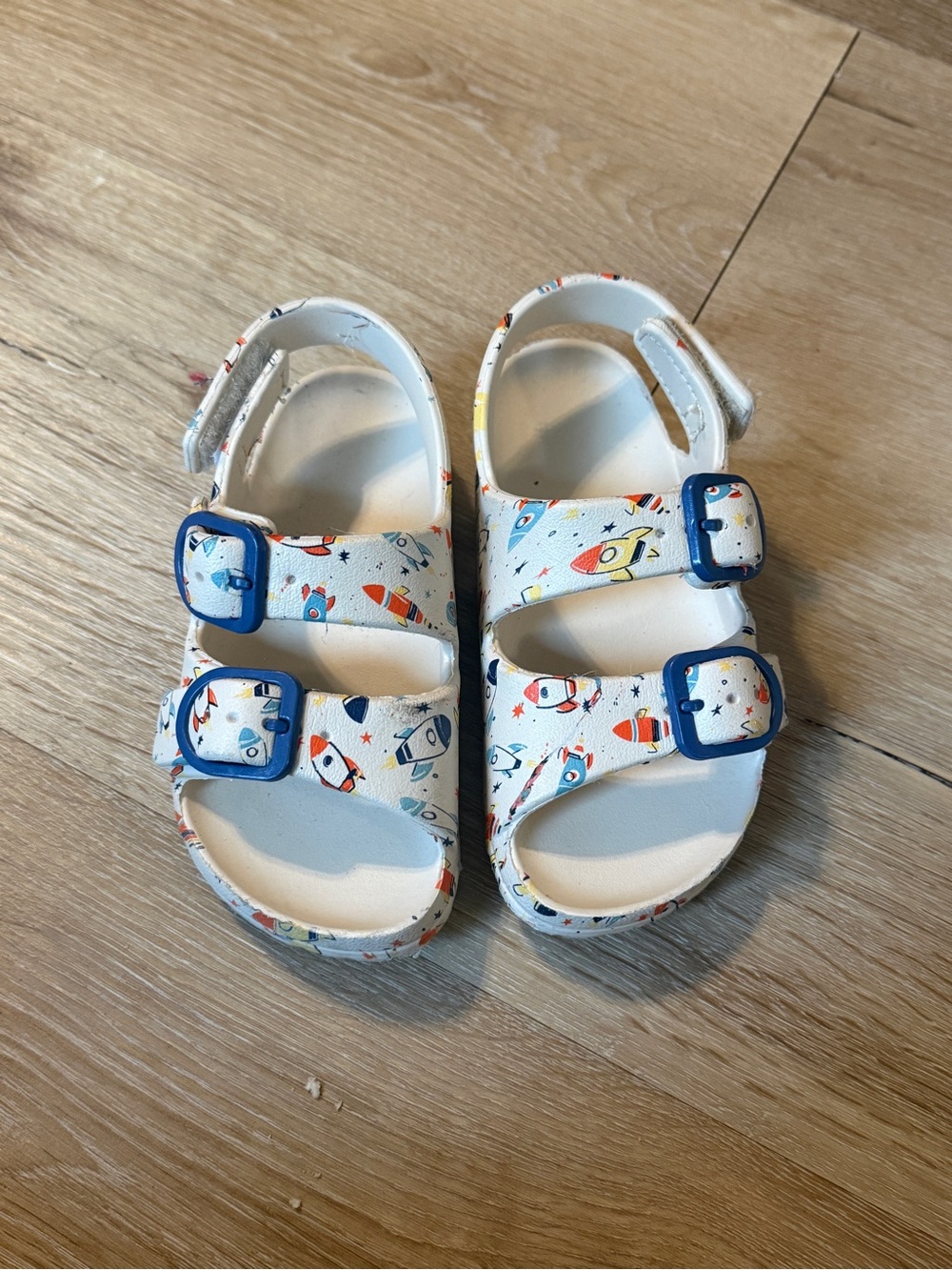 Children's White Space-Print Sandals with Blue Buckles